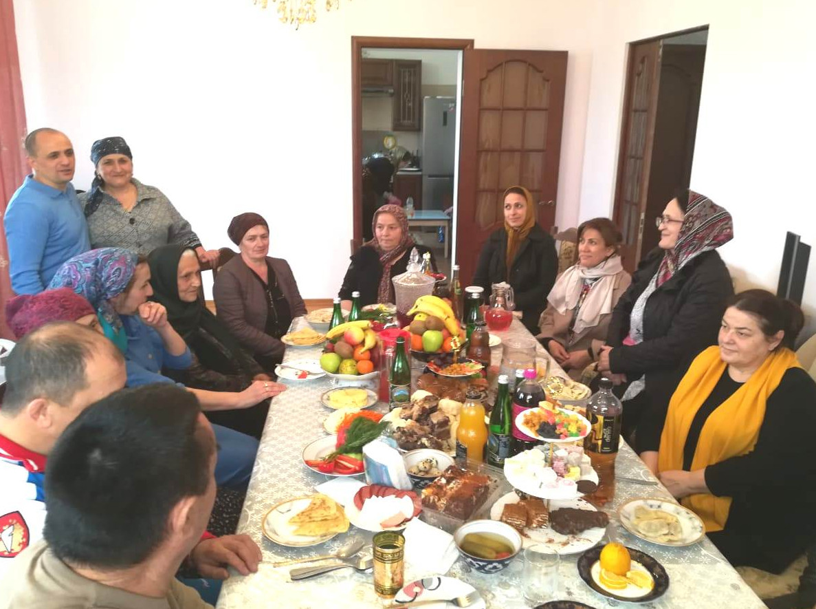 В рамках мероприятий приуроченных к проведению Года семьи, социальные работники Минтруда Дагестана в Дахадаевском районе навестили многодетную семью